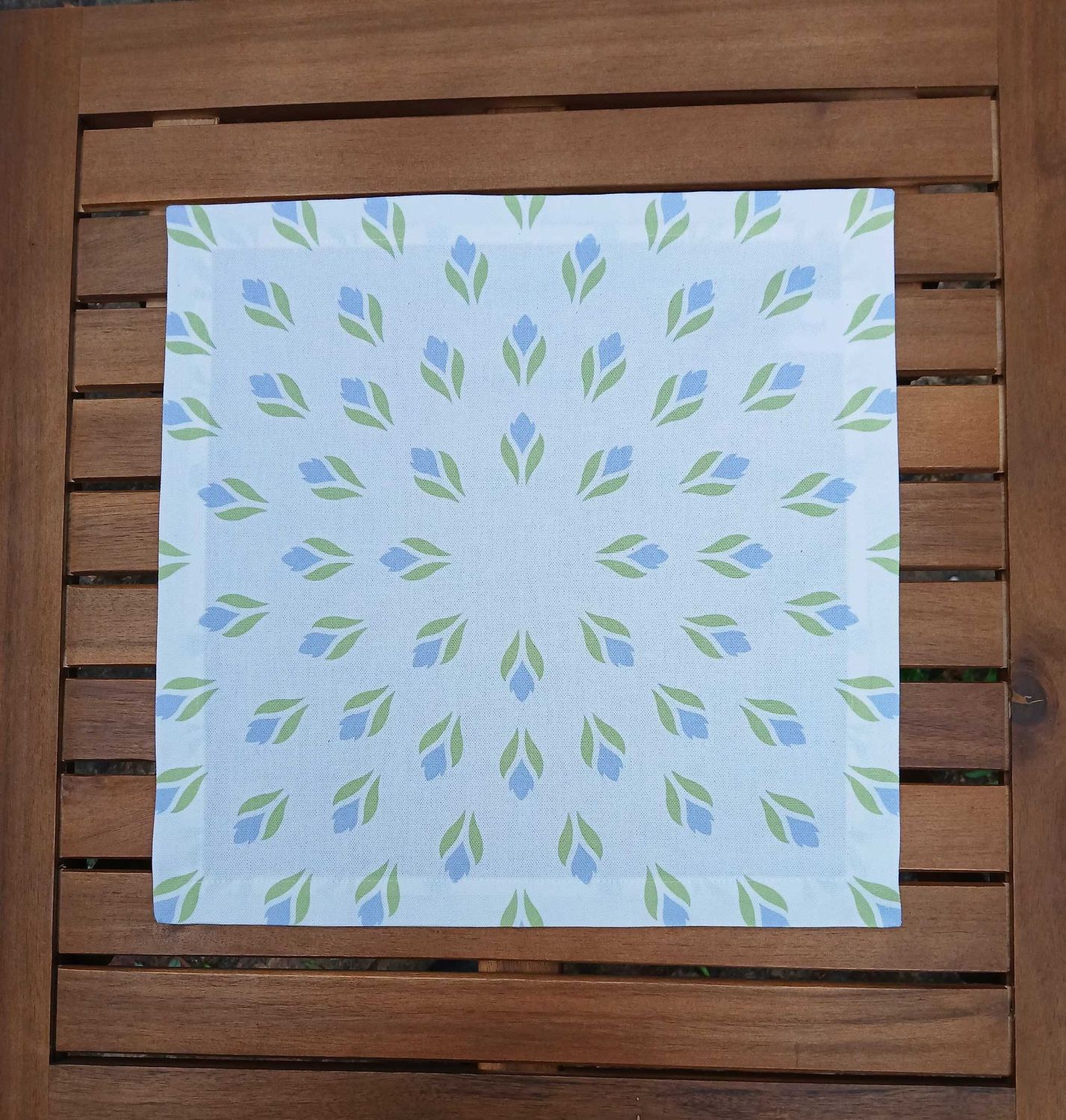Stoffserviette, 40x40cm, 100% Baumwolle, weiß, Krokusse, hellgrün/hellblau, mit Briefecken-Saum 25mm, Tischdeckchen