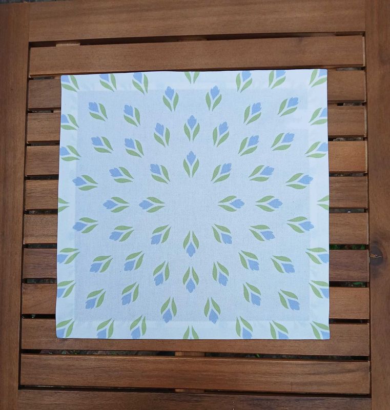Stoffserviette, 40x40cm, 100% Baumwolle, weiß, Krokusse, hellgrün/hellblau, mit Briefecken-Saum 25mm, Tischdeckchen