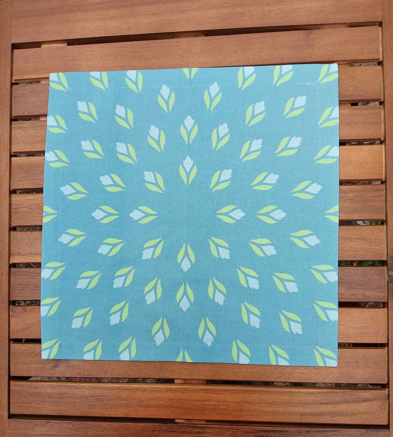 Stoffserviette, 40x40cm, 100% Baumwolle, türkis/wasserblau, Krokusse, hellgrün/hellblau, mit Briefecken-Saum 25mm, Tischdeckchen