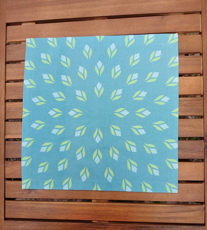 Stoffserviette, 40x40cm, 100% Baumwolle, türkis/wasserblau, Krokusse, hellgrün/hellblau, mit Briefecken-Saum 25mm, Tischdeckchen