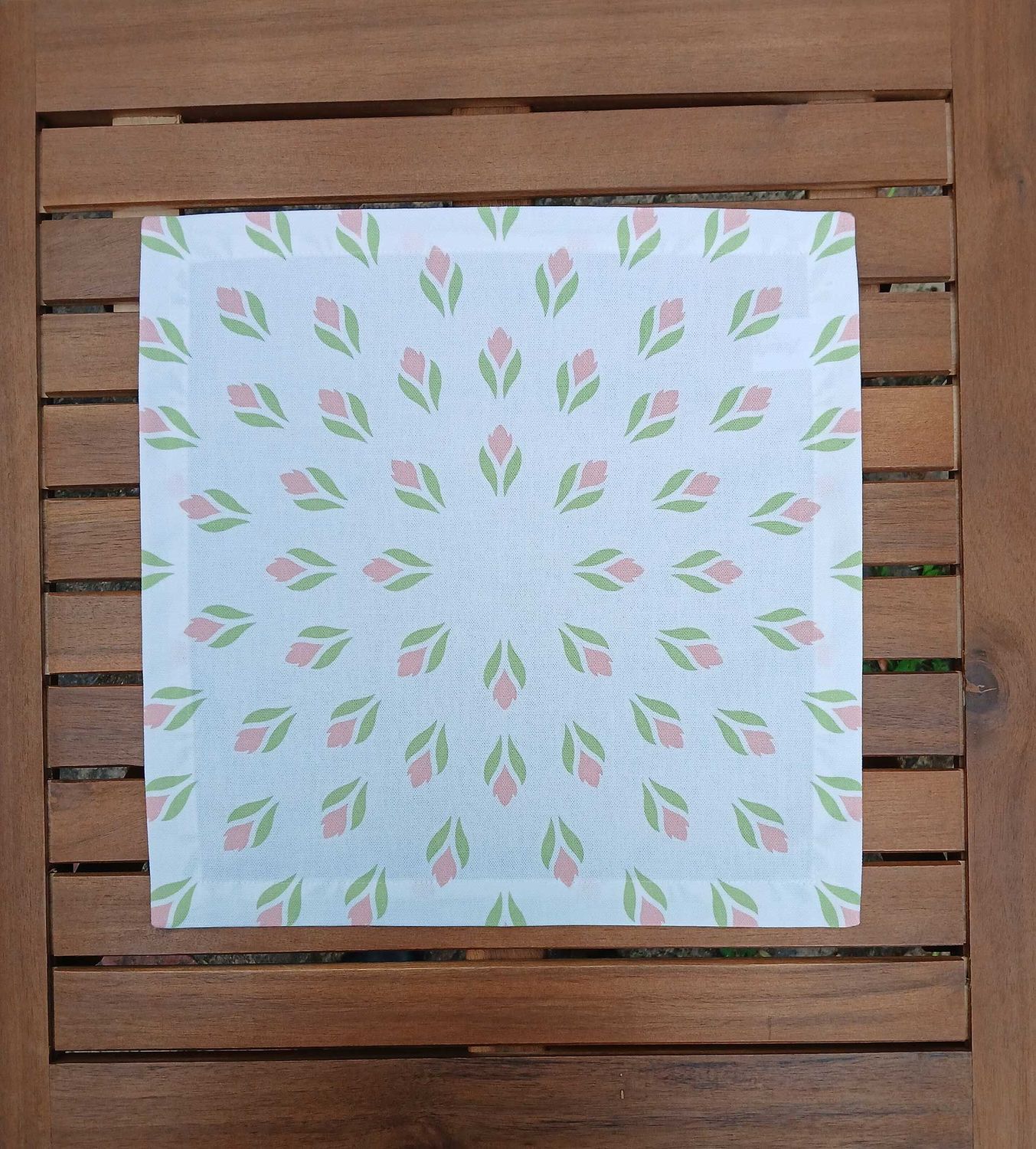 Stoffserviette, 40x40cm, 100% Baumwolle, weiß, Krokusse, hellgrün/rosa, mit Briefecken-Saum 25mm, Tischdeckchen
