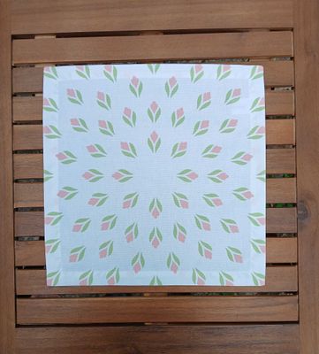 Stoffserviette, 40x40cm, 100% Baumwolle, weiß, Krokusse, hellgrün/rosa, mit Briefecken-Saum 25mm, Tischdeckchen