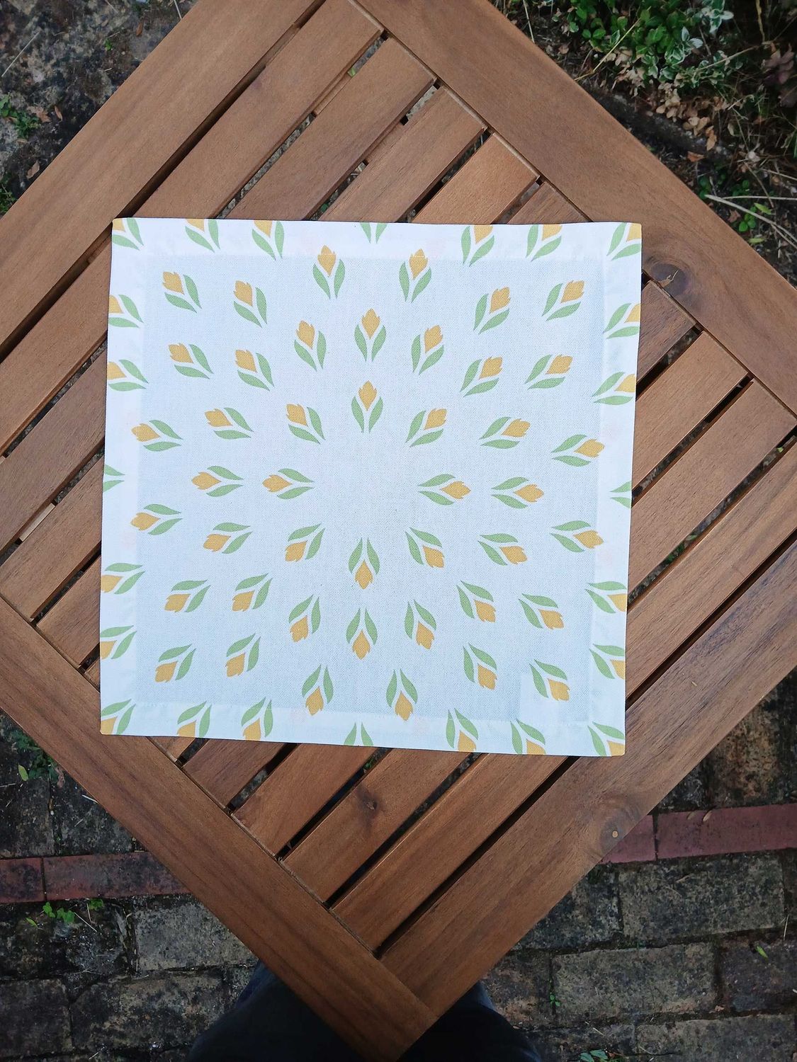 Stoffserviette, 40x40cm, 100% Baumwolle, weiß, Krokusse, hellgrün/gelb, mit Briefecken-Saum 25mm, Tischdeckchen