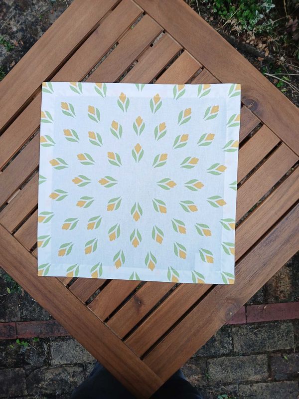Stoffserviette, 40x40cm, 100% Baumwolle, weiß, Krokusse, hellgrün/gelb, mit Briefecken-Saum 25mm, Tischdeckchen