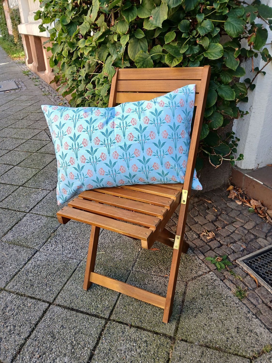 Kissenhülle, 60 x 40cm, Motiv "Erker", Farbstellung "Gartenteich" (Hellblau) mit blaugrün und altrosa