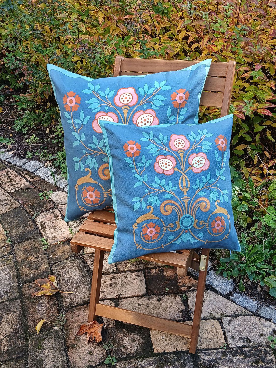 Kissenhülle, 40 x 40cm, Motiv "Bauerngarten", Farbstellung "Sommernacht" (Dunkelblau)