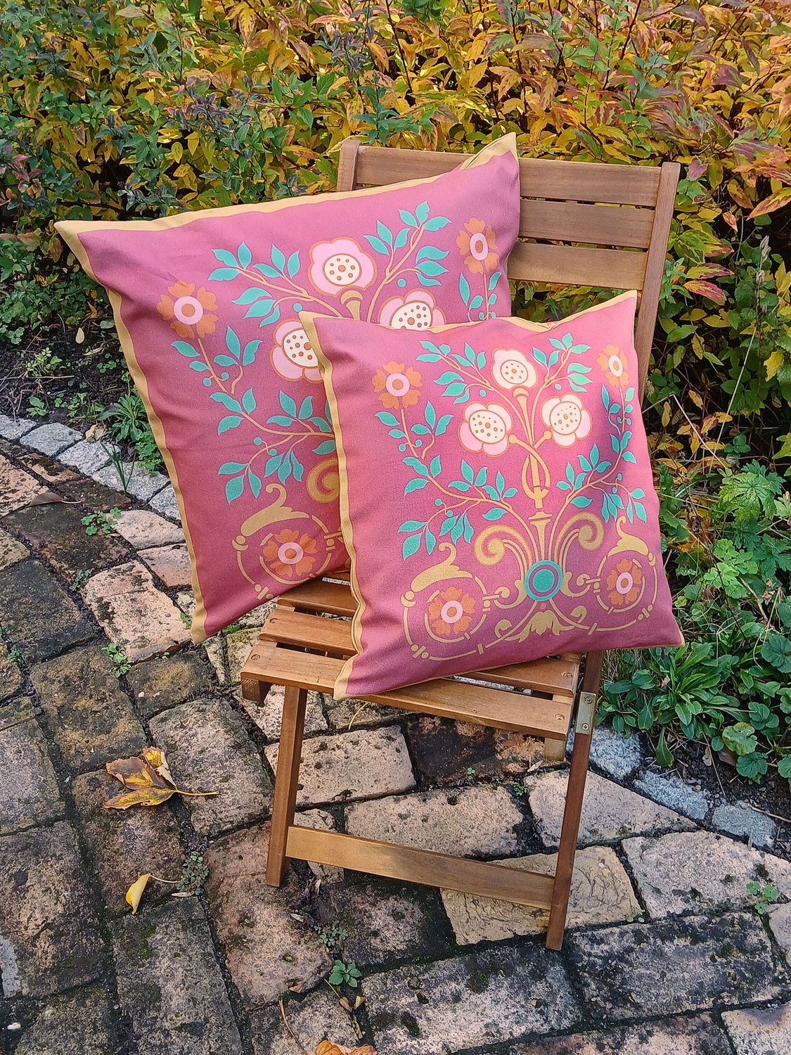 Kissenhülle, 40 x 40cm, Motiv "Bauerngarten", Farbstellung "Granatapfel" (Weinrot)