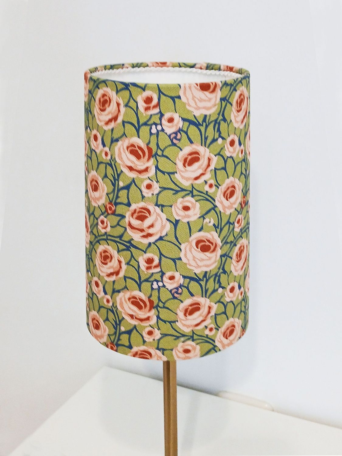 Lampenschirm, Rosen, navy-Rottöne-grün, 15cm Durchmesser, zylindrisch, Muster Lampenschirm, Rosen, navy-Rottöne-grün, 15cm Durchmesser, zylindrisch, Muster "Weg zum Turm", 23cm hoch, Tischlampe
