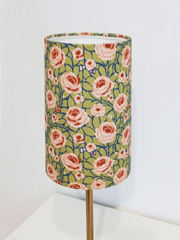 Lampenschirm, Rosen, navy-Rottöne-grün, 15cm Durchmesser, zylindrisch, Muster Lampenschirm, Rosen, navy-Rottöne-grün, 15cm Durchmesser, zylindrisch, Muster "Weg zum Turm", 23cm hoch, Tischlampe