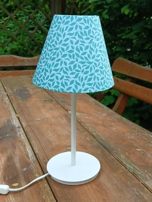 konischer Lampenschirm, Blätterwald, hellblau-türkis, Tischlampe, kegelförmig, Nachttischlampe, Makosatin, Farbstellung konischer Lampenschirm, Blätterwald, hellblau-türkis, Tischlampe, kegelförmig, Nachttischlampe, Makosatin, Farbstellung "Gartenteich"