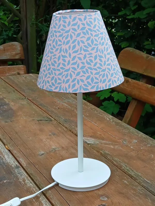 konischer Lampenschirm, Blätterwald, altrosa-türkis, Tischlampe, kegelförmig, Nachttischlampe, Makosatin, Farbstellung "Hortensie"