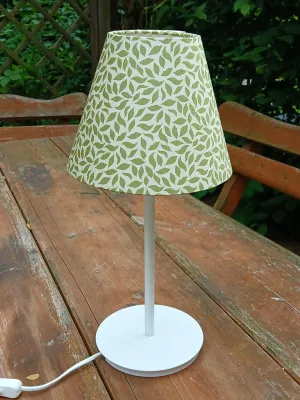 konischer Lampenschirm, Blätterwald, vanille-grün, Tischlampe, kegelförmig, Nachttischlampe, Makosatin, Farbstellung konischer Lampenschirm, Blätterwald, vanille-grün, Tischlampe, kegelförmig, Nachttischlampe, Makosatin, Farbstellung "Frühlingszauber"