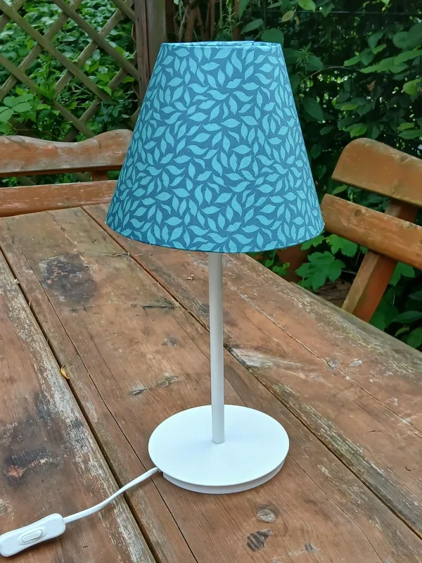 konischer Lampenschirm, Blätterwald, dunkelblau-türkis, Tischlampe, kegelförmig, Nachttischlampe, Makosatin, Farbstellung "Sommernacht"