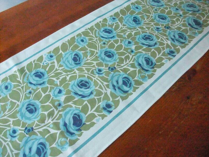 Tischläufer, Weg zum Turm, Blaue Rosen, 40 x 200cm Tischläufer, Weg zum Turm, Blaue Rosen, 40 x 200cm