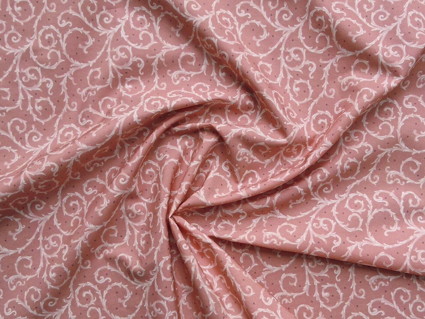 Popeline, Meterware, Baumwollstoff, GOTS, bio, Motiv Dornenhecke, lachsfarbig-weiß, violette Pünktchen, Futterstoff, Webware, Blusenstoff, Hemdenstoff, Trachten, Dirndl, Patchwork Popeline, Meterware, Baumwollstoff, GOTS, bio, Motiv Dornenhecke, lachsfarbig-weiß, violette Pünktchen, Futterstoff, Webware, Blusenstoff, Hemdenstoff, Trachten, Dirndl, Patchwork