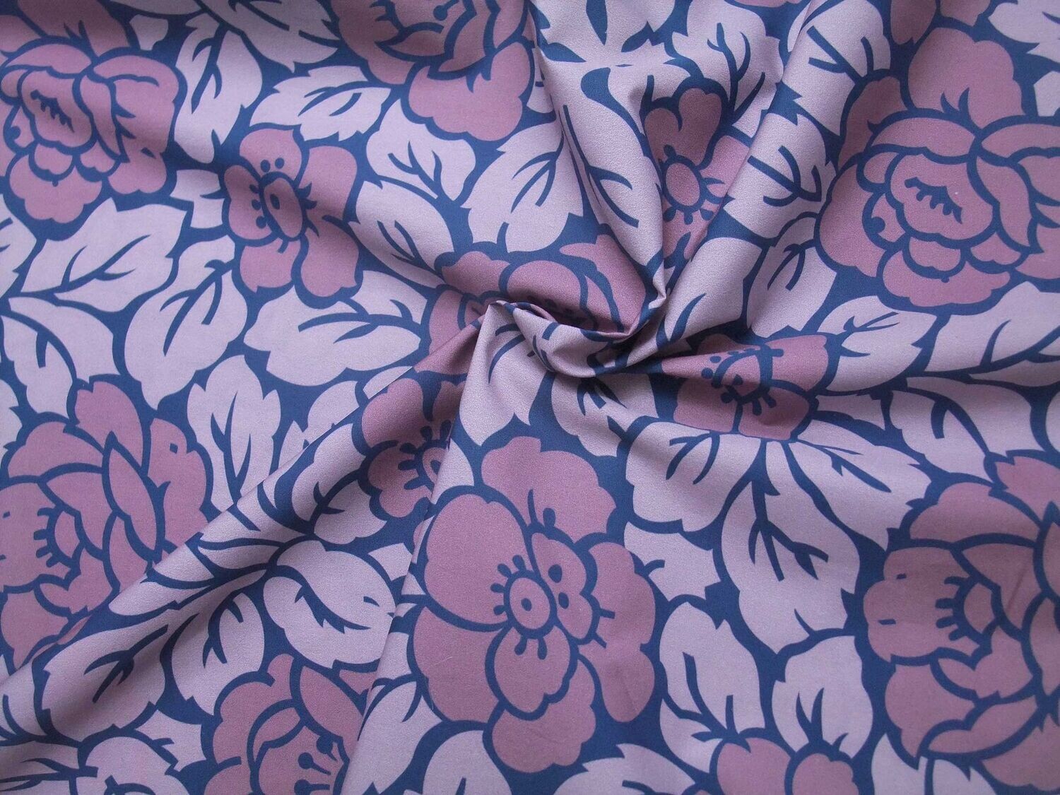Popeline, Meterware, Baumwollstoff, Rosenmuster, hellviolett-Flieder, bio, GOTS, Grundton Navy, Futterstoff, Webware, Blusenstoff, Hemdenstoff, Dirndl, Trachten, Patchworkstoff Popeline, Meterware, Baumwollstoff, Rosenmuster, hellviolett-Flieder, bio, GOTS, Grundton Navy, Futterstoff, Webware, Blusenstoff, Hemdenstoff, Dirndl, Trachten, Patchworkstoff