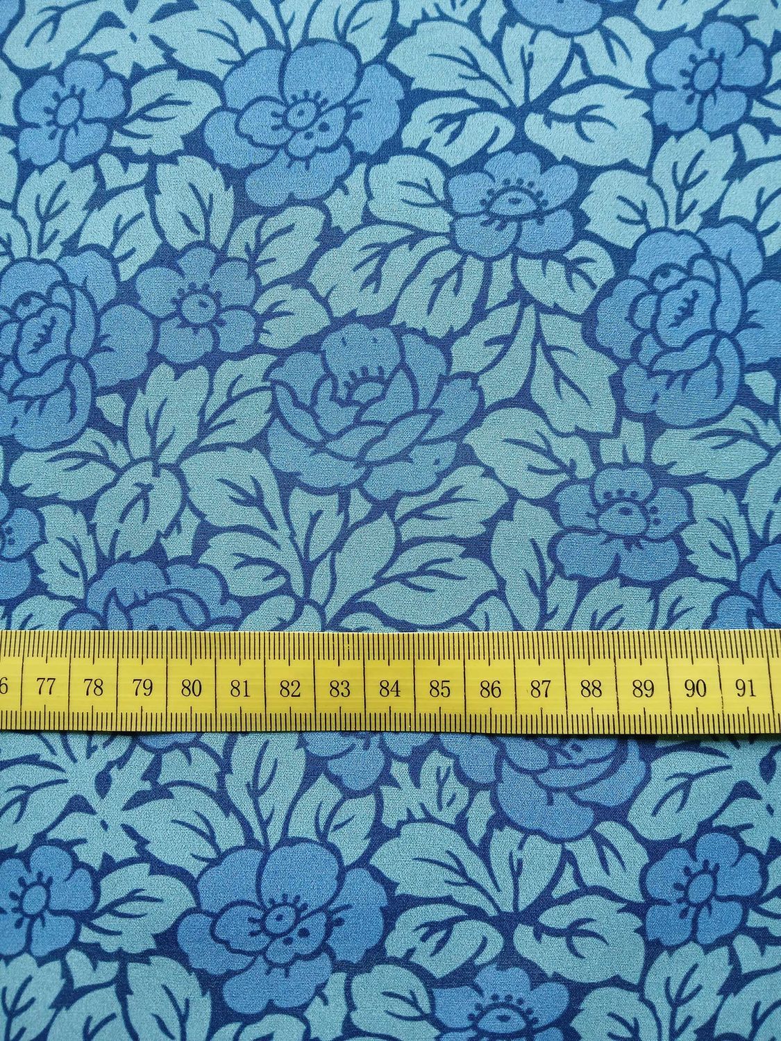 Popeline, Meterware, Baumwollstoff, GOTS, bio, Rosenmuster, aqua-blau, Grundton Navy, Futterstoff, Webware, Blusenstoff, Hemdenstoff, Trachten, Dirndl, Patchwork Popeline, Meterware, Baumwollstoff, GOTS, bio, Rosenmuster, aqua-blau, Grundton Navy, Futterstoff, Webware, Blusenstoff, Hemdenstoff, Trachten, Dirndl, Patchwork