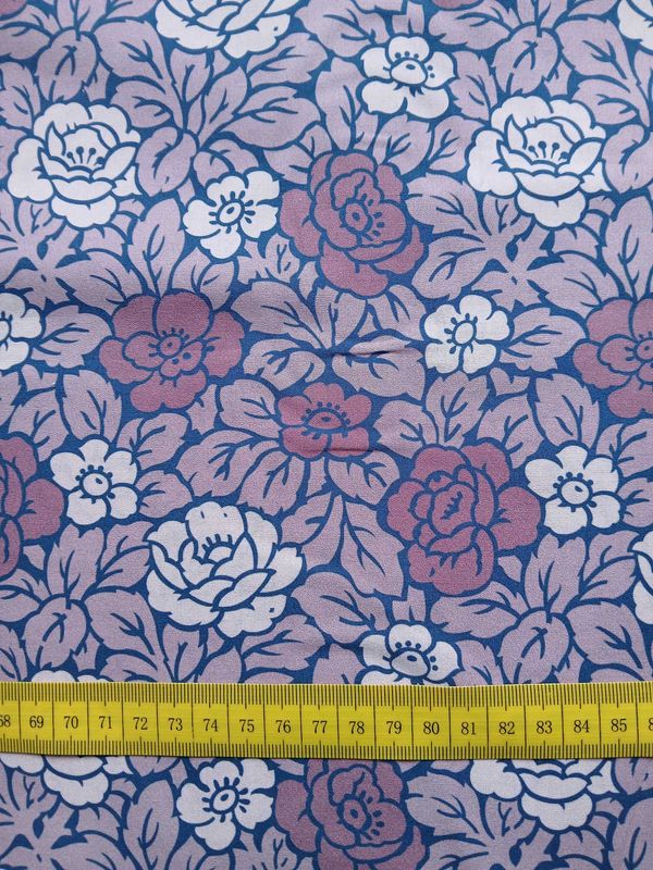 Popeline, Meterware, Baumwollstoff, Bio, GOTS, Violett, Fliederfarbig, Rosenmuster, zweifarbige Blüten, Grundton Navy, Blusenstoff, Hemdenstoff, Webware, Futterstoff, Patchworkstoff, Trachten, Dirndl