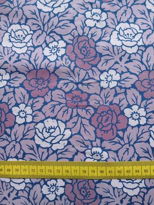 Popeline, Meterware, Baumwollstoff, Bio, GOTS, Violett, Fliederfarbig, Rosenmuster, zweifarbige Blüten, Grundton Navy, Blusenstoff, Hemdenstoff, Webware, Futterstoff, Patchworkstoff, Trachten, Dirndl Popeline, Meterware, Baumwollstoff, Bio, GOTS, Violett, Fliederfarbig, Rosenmuster, zweifarbige Blüten, Grundton Navy, Blusenstoff, Hemdenstoff, Webware, Futterstoff, Patchworkstoff, Trachten, Dirndl