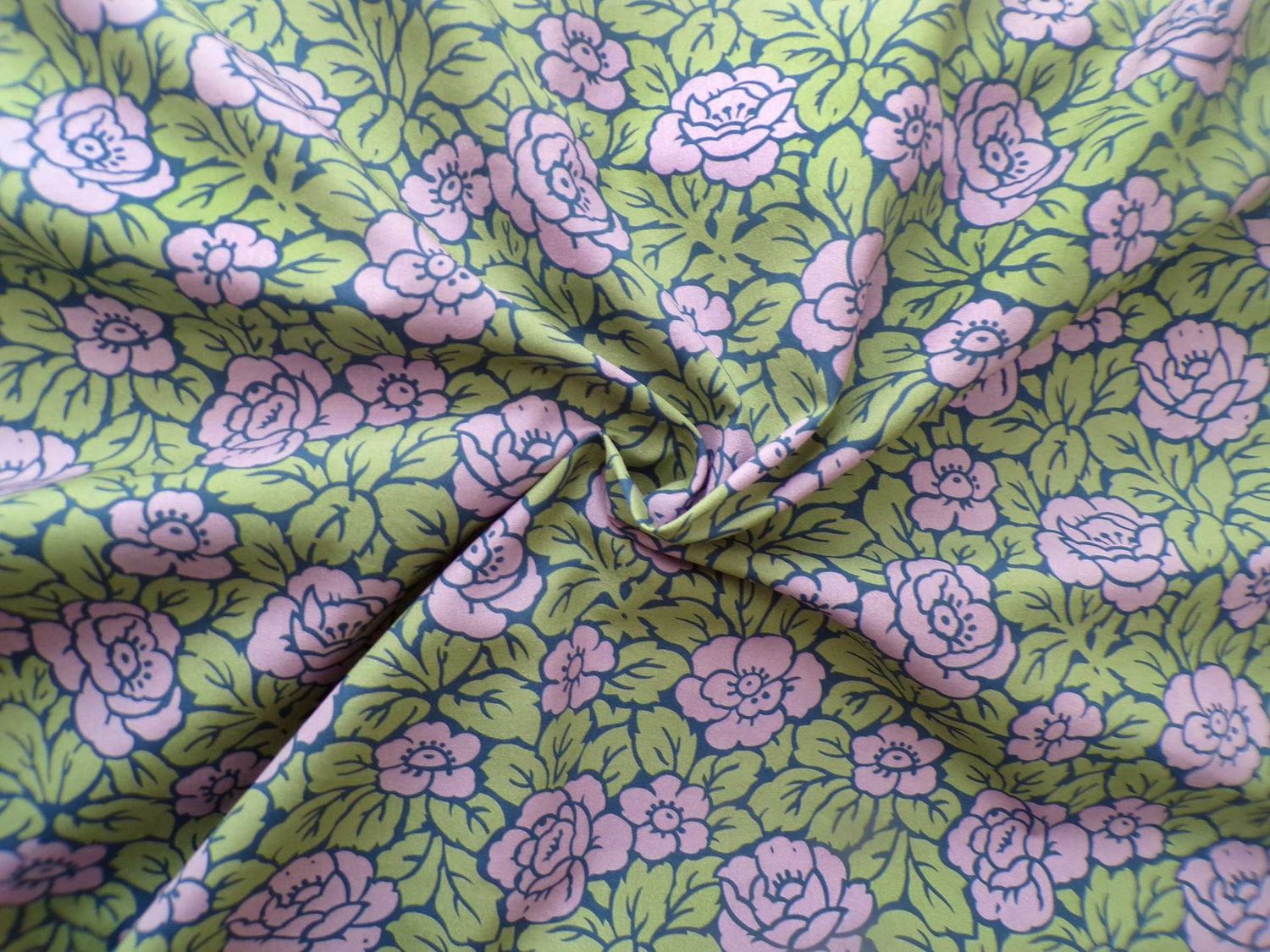 Popeline, Meterware, Baumwollstoff, Bio, Rosenmuster, violett/grün, GOTS, Grundton Navy, Futterstoff, Webware, Blusenstoff, Hemdenstoff, Trachten, Dirndl, Patchworkstoff Popeline, Meterware, Baumwollstoff, Bio, Rosenmuster, violett/grün, GOTS, Grundton Navy, Futterstoff, Webware, Blusenstoff, Hemdenstoff, Trachten, Dirndl, Patchworkstoff