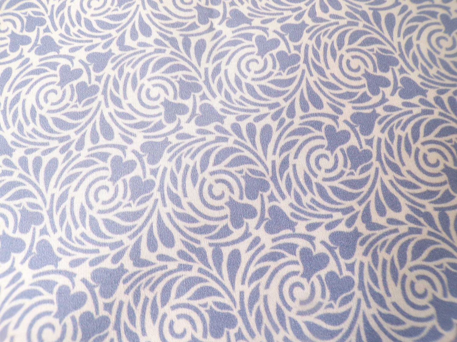 Popeline, Meterware, Bauwollstoff, Motiv Rabenwiese, violett, bio, GOTS, Grundton weiß, Futterstoff, Blusenstoff, Webware, Hemdenstoff, Patchworkstoff, Trachten, Dirndl Popeline, Meterware, Bauwollstoff, Motiv Rabenwiese, violett, bio, GOTS, Grundton weiß, Futterstoff, Blusenstoff, Webware, Hemdenstoff, Patchworkstoff, Trachten, Dirndl