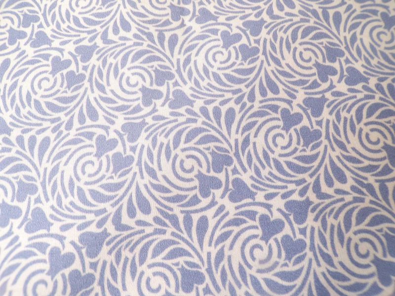 Popeline, Meterware, Bauwollstoff, Motiv Rabenwiese, violett, bio, GOTS, Grundton weiß, Futterstoff, Blusenstoff, Webware, Hemdenstoff, Patchworkstoff, Trachten, Dirndl