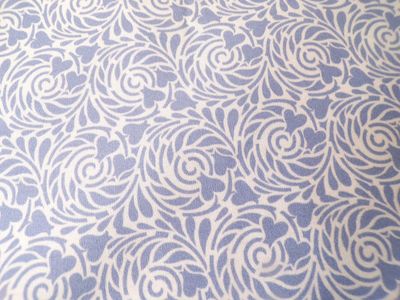 Popeline, Meterware, Bauwollstoff, Motiv Rabenwiese, violett, bio, GOTS, Grundton weiß, Futterstoff, Blusenstoff, Webware, Hemdenstoff, Patchworkstoff, Trachten, Dirndl Popeline, Meterware, Bauwollstoff, Motiv Rabenwiese, violett, bio, GOTS, Grundton weiß, Futterstoff, Blusenstoff, Webware, Hemdenstoff, Patchworkstoff, Trachten, Dirndl