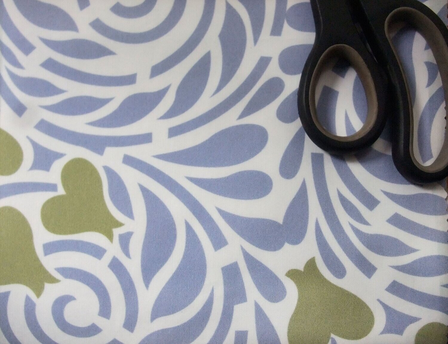 Popeline, Meterware, Baumwollstoff, Motiv Rabenwiese, lavendel-grün, bio, GOTS, Spiralmuster mit herzförmigen Blüten, Futterstoff, Webware, Blusenstoff, Hemdenstoff, Patchworkstoff, Trachten, Dirndl Popeline, Meterware, Baumwollstoff, Motiv Rabenwiese, lavendel-grün, bio, GOTS, Spiralmuster mit herzförmigen Blüten, Futterstoff, Webware, Blusenstoff, Hemdenstoff, Patchworkstoff, Trachten, Dirndl