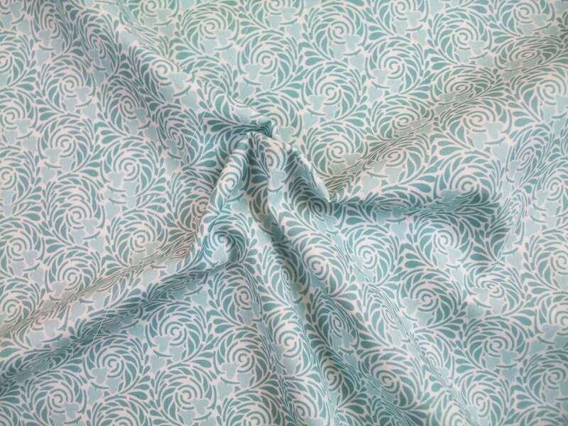 Popeline, Meterware, Baumwollstoff, Motiv Rabenwiese, wasserblau-hellblau, bio, GOTS Grundton weiß, Spiralmuster mit herzförmigen Blüten, Futterstoff, Webware, Blusenstoff, Hemdenstoff, Patchworkstoff