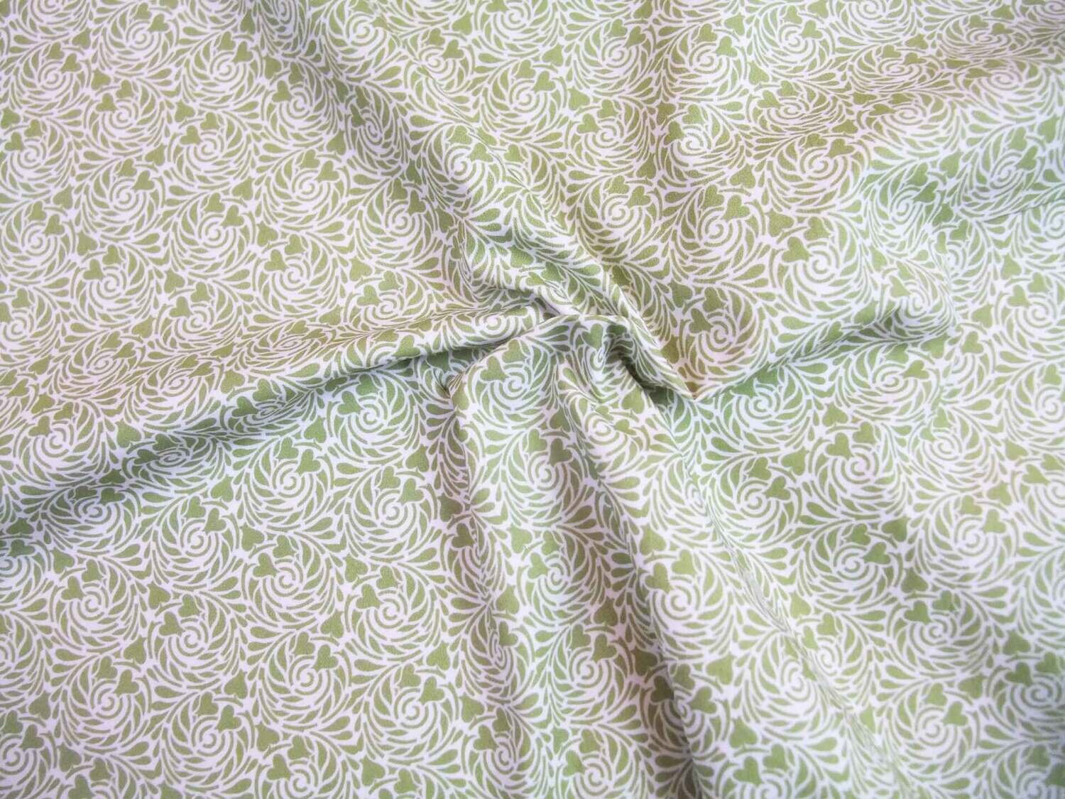 Popeline, Meterware, Baumwollstoff, Motiv Rabenwiese, grün, bio, GOTS, Ranken, Herzblüten, Futterstoff, Webware, Blusenstoff, Hemden, Trachten, Dirndl, Patchworkstoff