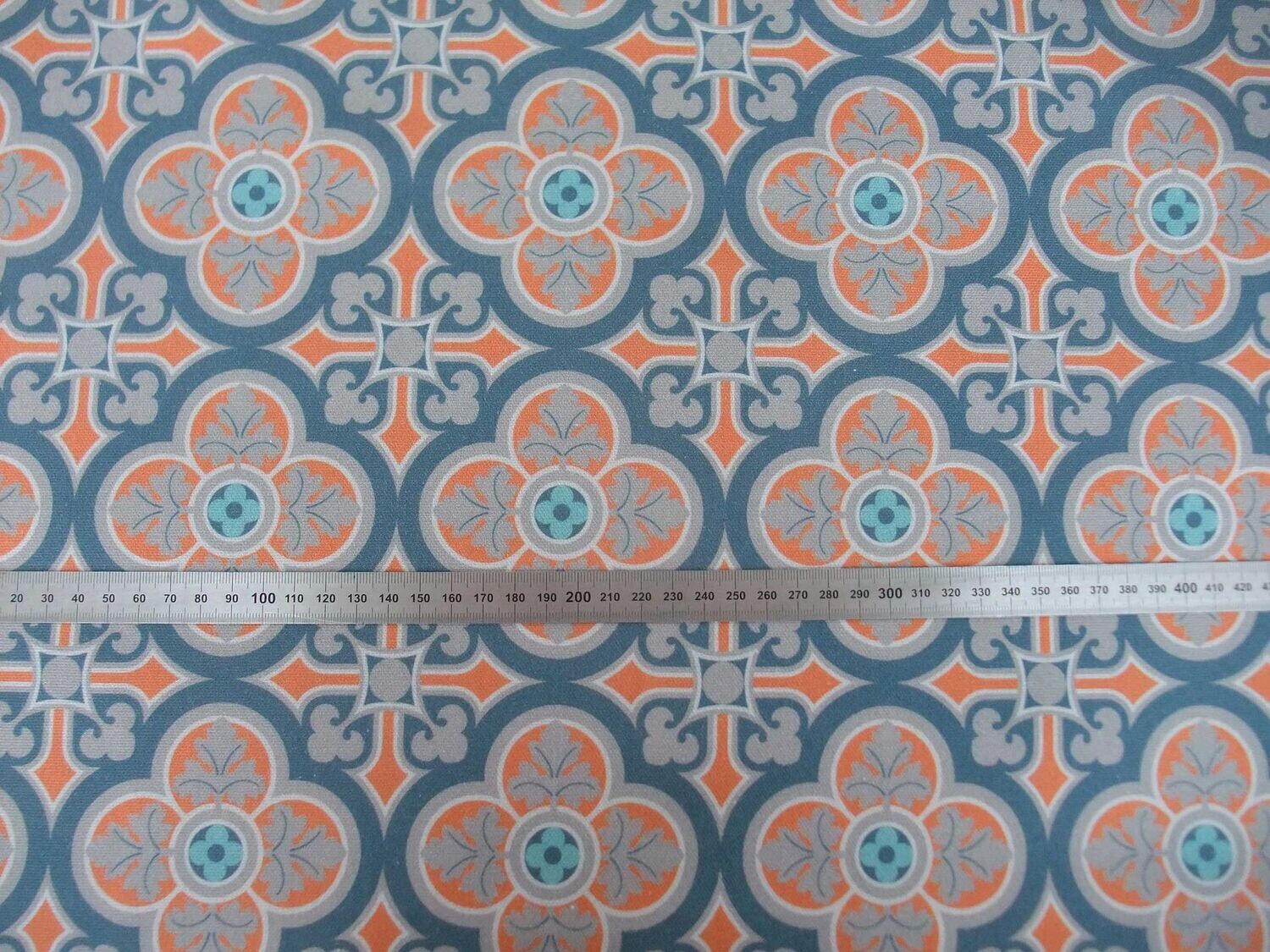 Halbpanama, Meterware, 160cm breit, blau/grau,, Muster "Herrenhaus", Farbstellung "Blauer Fels, dunkel", Fliesenmuster, Akzente in hellrot und türkis, für Kissen, Hosen, Taschenprojekte