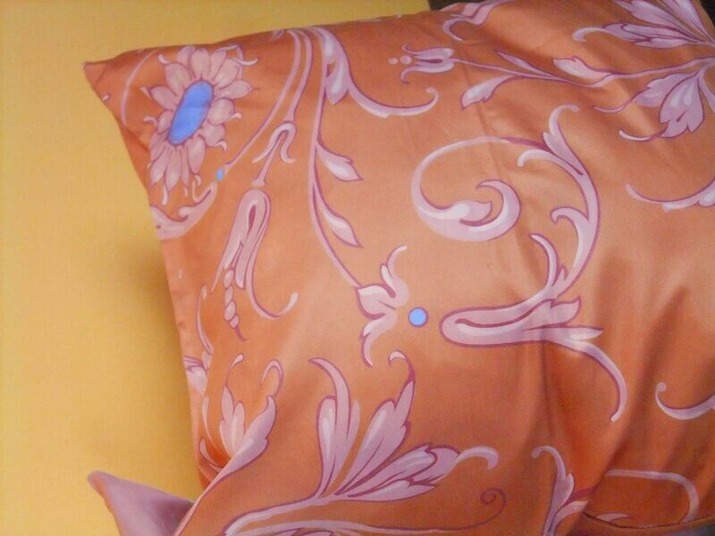Kissenhülle Kissenhülle "Feldblume", Farbstellung Abendsonne, Mako-Satin, mit verdecktem Reißverschluß an der Unterseite,
