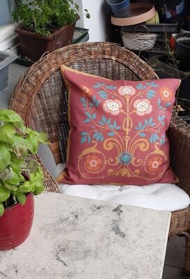 Kissenhülle, 50 x 50cm, Motiv "Bauerngarten", Farbstellung "Granatapfel" (Weinrot)