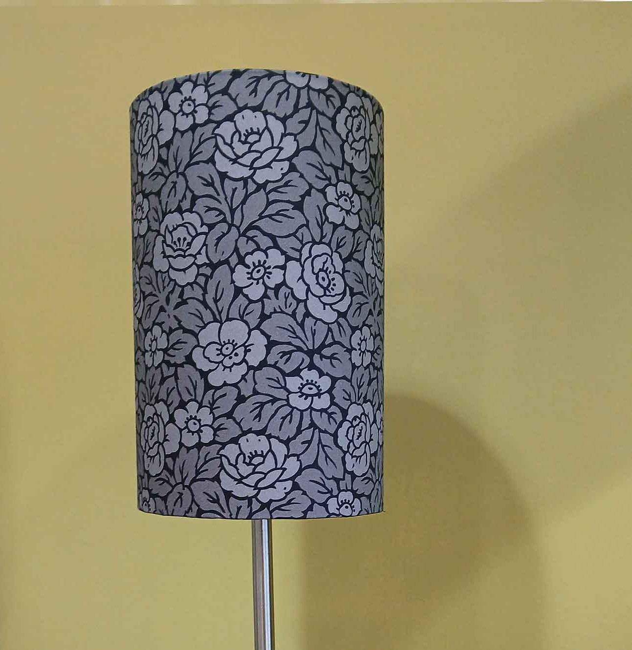 Lampenschirm, Rosenmuster, schwarz/grau, zylindrisch, 23cm hoch, verschiedene Durchmesser Lampenschirm, Rosenmuster, schwarz/grau, zylindrisch, 23cm hoch, verschiedene Durchmesser