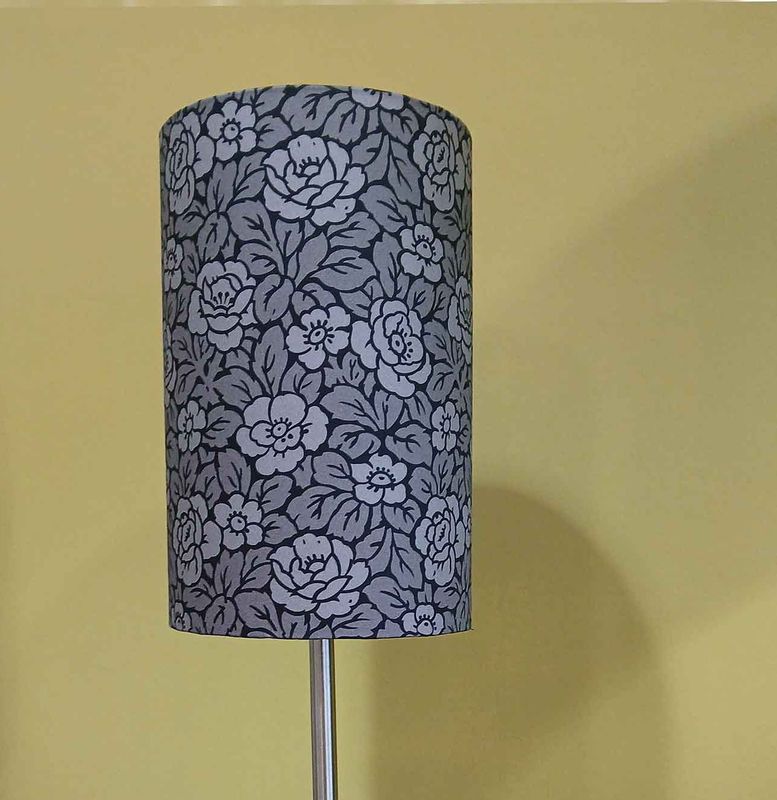 Lampenschirm, Rosenmuster, schwarz/grau, zylindrisch, 23cm hoch, verschiedene Durchmesser Lampenschirm, Rosenmuster, schwarz/grau, zylindrisch, 23cm hoch, verschiedene Durchmesser