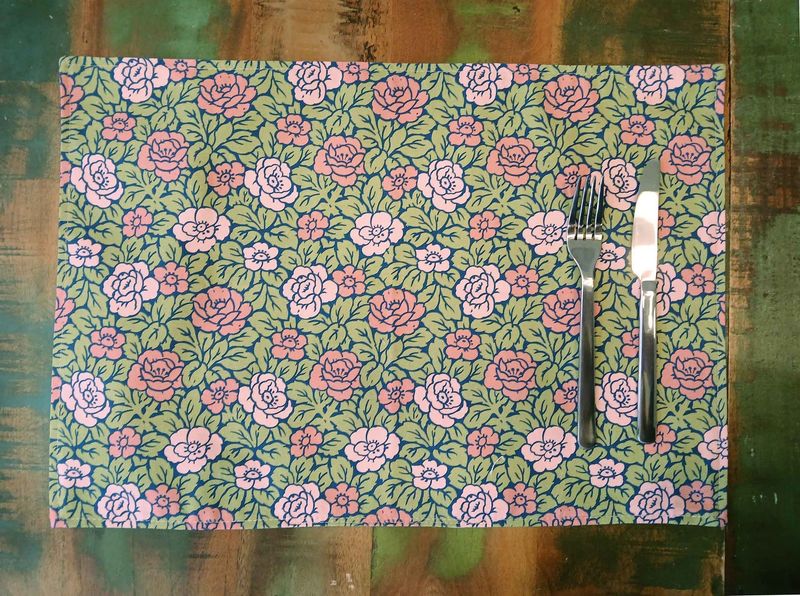 Platzset / Tischset, Rosenmuster/Dornenhecke, 50x35cm, zum Wenden, Baumwollstoff. grün/rosa/hellgrün Platzset / Tischset, Rosenmuster/Dornenhecke, 50x35cm, zum Wenden, Baumwollstoff. grün/rosa/hellgrün