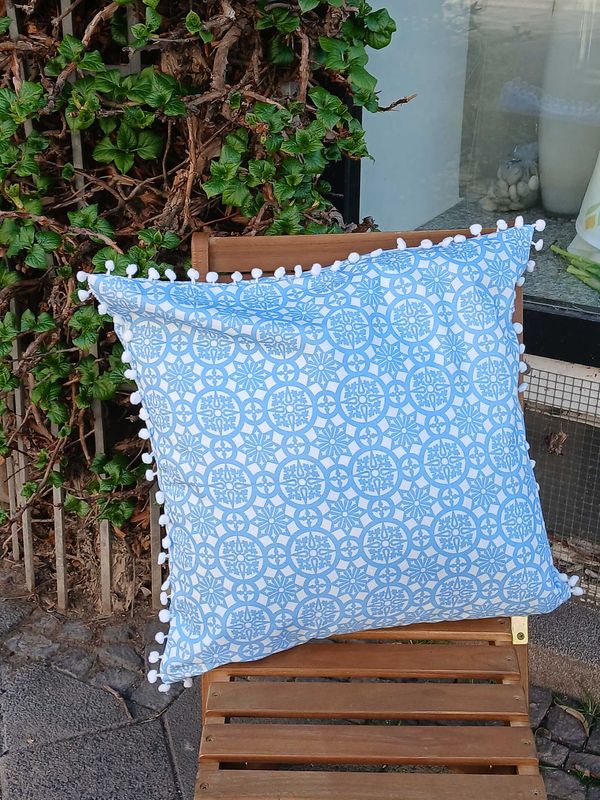 Kissenhülle, 50 x 50cm, Motiv Kissenhülle, 50 x 50cm, Motiv "Schnee-1", mit weißen Pompons, verdeckter Reißverschluß, Baumwollstoff