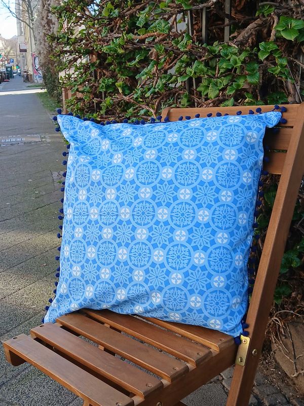 jeansblaue Kissenhülle, 50 x 50cm, Motiv jeansblaue Kissenhülle, 50 x 50cm, Motiv "Schnee-3", mit dunkelblauen Pompons, verdeckter Reißverschluß, Baumwollstoff