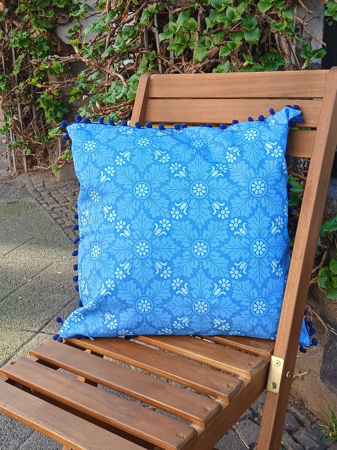 Kissenhülle, 50 x 50cm, Motiv Kissenhülle, 50 x 50cm, Motiv "Eiskristall 3", mit dunkelblauen Pompons, verdeckter Reißverschluß, Baumwollstoff
