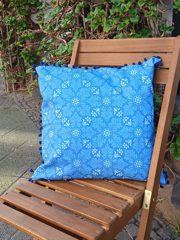 Kissenhülle, 50 x 50cm, Motiv Kissenhülle, 50 x 50cm, Motiv "Eiskristall 3", mit dunkelblauen Pompons, verdeckter Reißverschluß, Baumwollstoff
