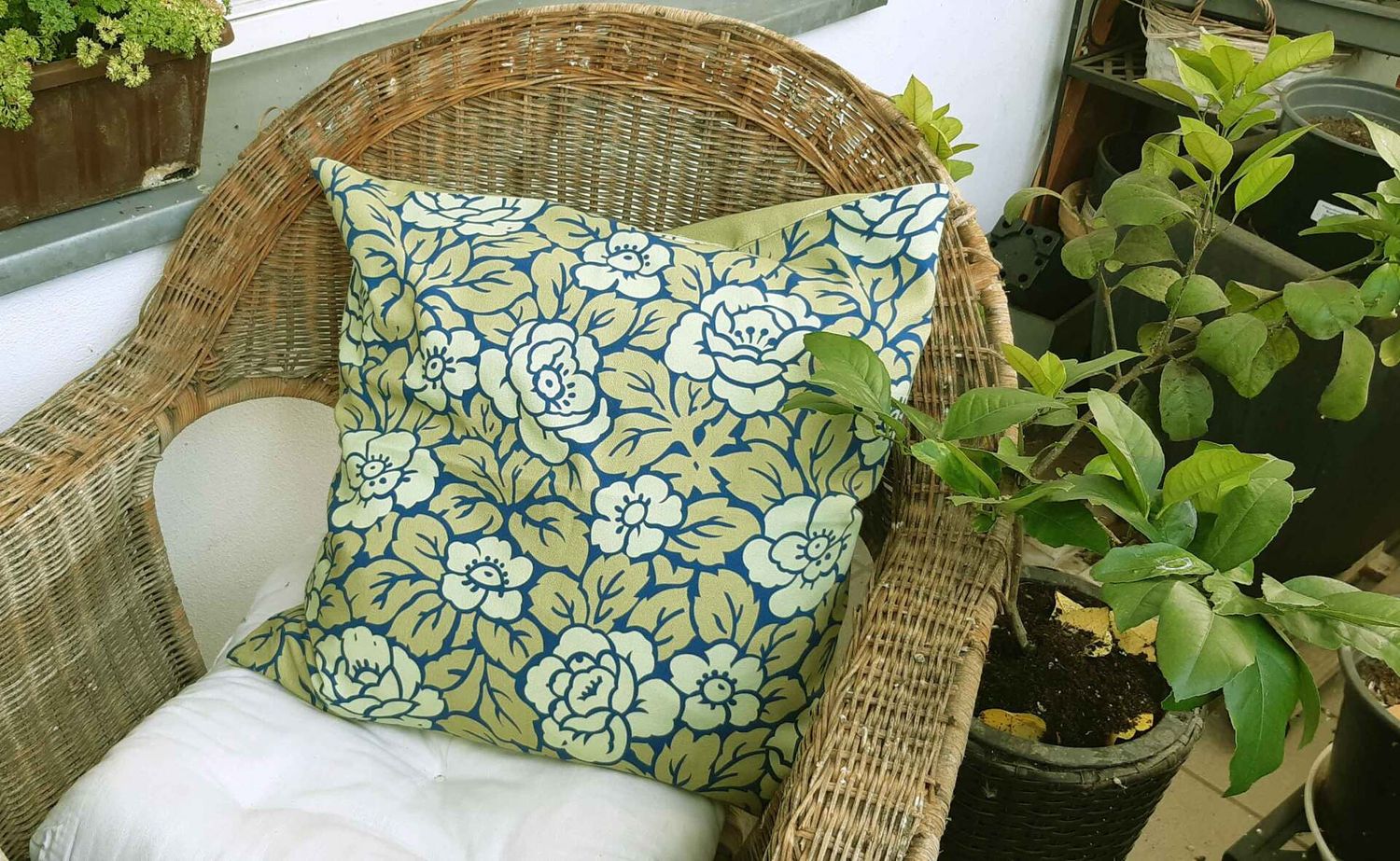 Kissenhülle mit Rosenmuster, grün-hellgrün-navy, Baumwolle, mit Reißverschluß, 50x50cm, Jugendstil, Landhaus, Blumen