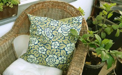 Kissenhülle mit Rosenmuster, grün-hellgrün-navy, Baumwolle, mit Reißverschluß, 50x50cm, Jugendstil, Landhaus, Blumen
