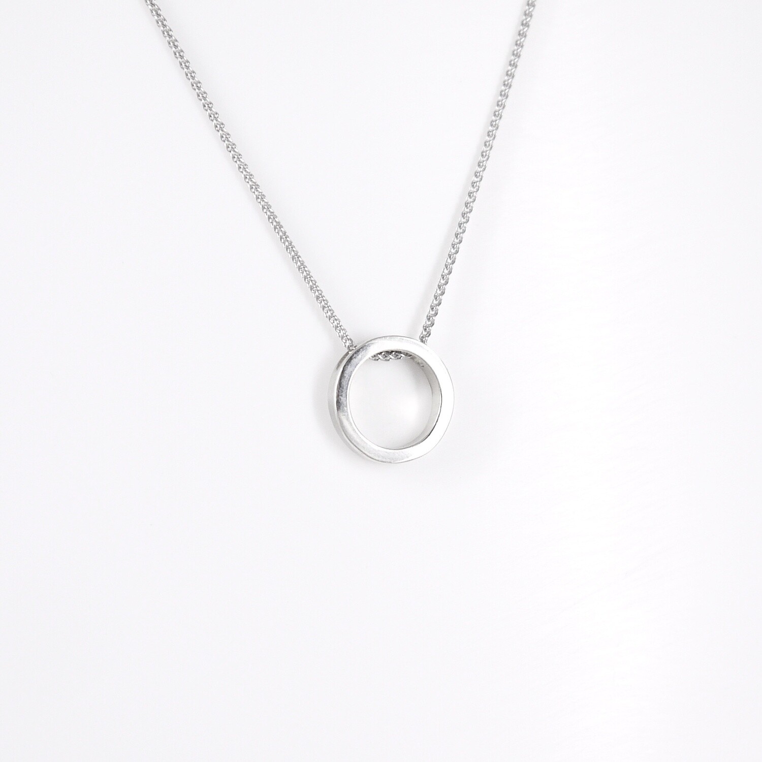 Halo pendant in silver - small