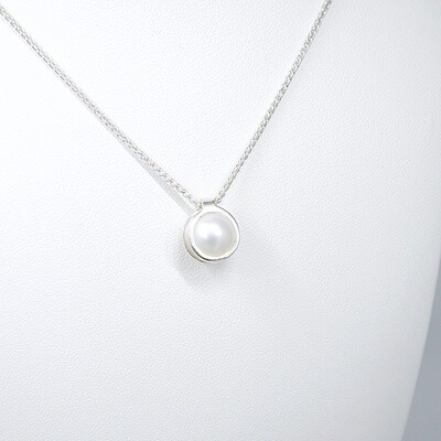 Orbit pendant with pearl