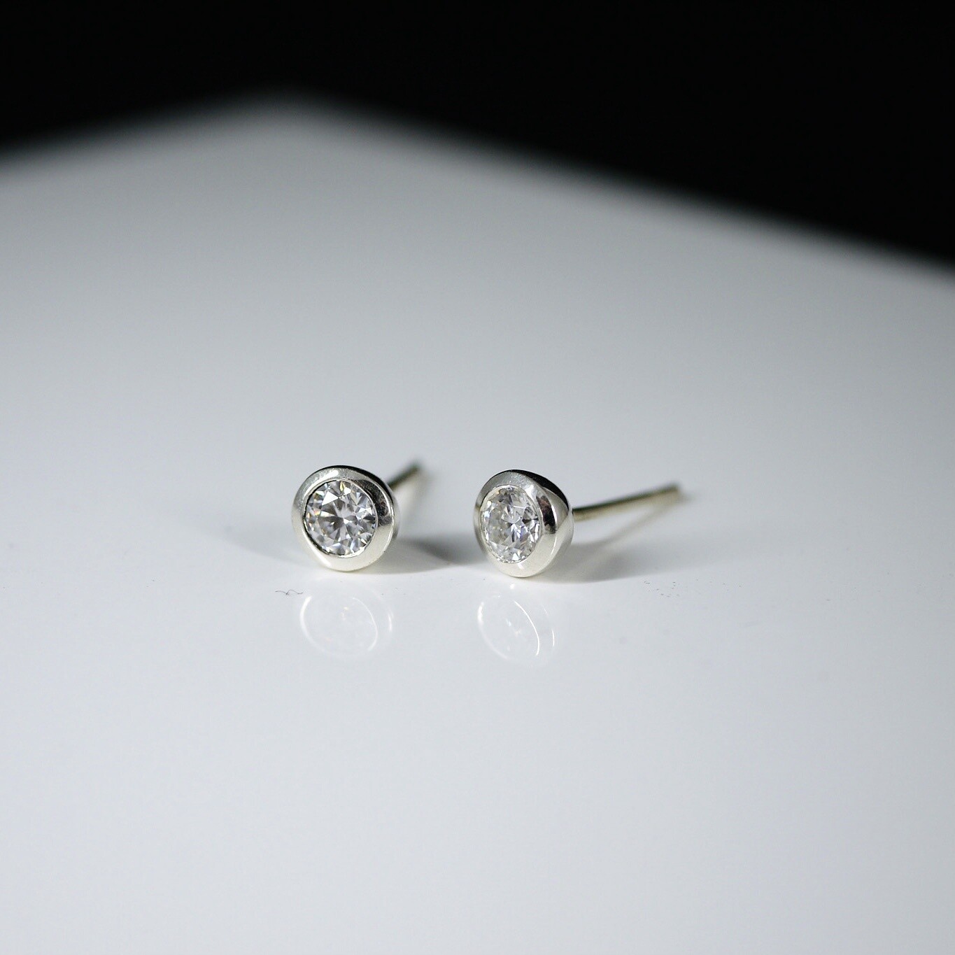 Juicy studs in white gold