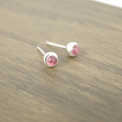 Classic cup studs in silver, Stone: Pink tourmaline