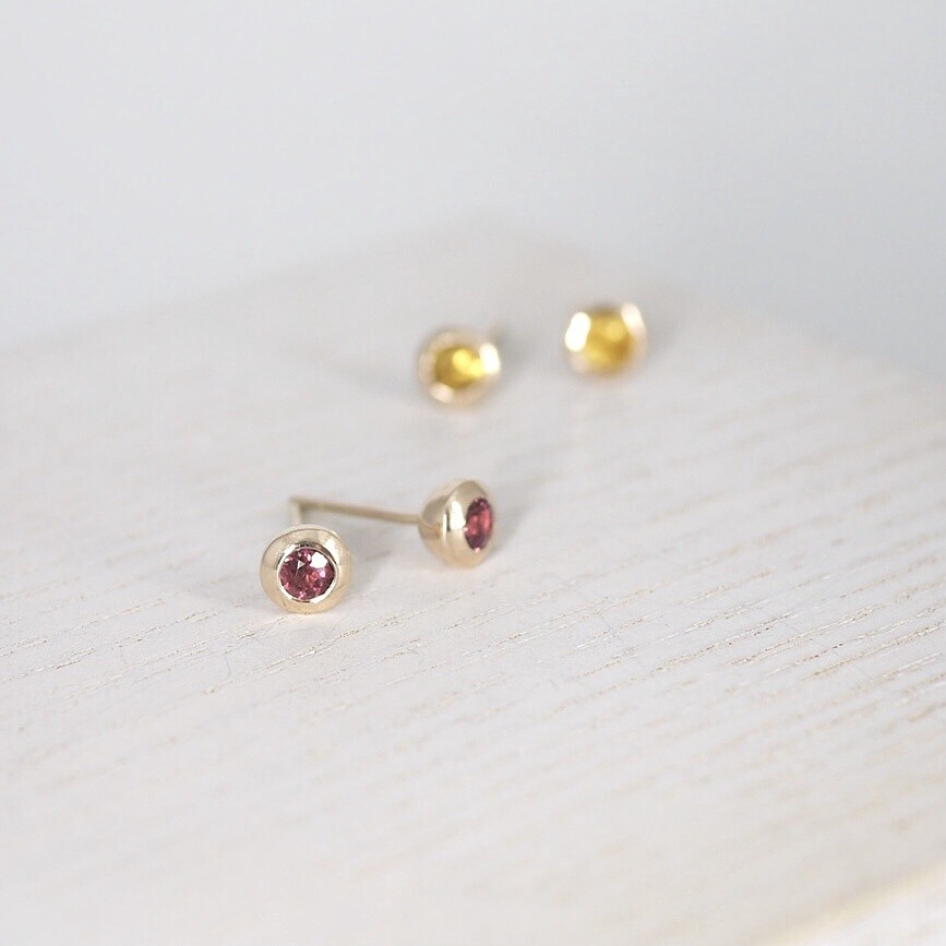 Juicy studs in red gold