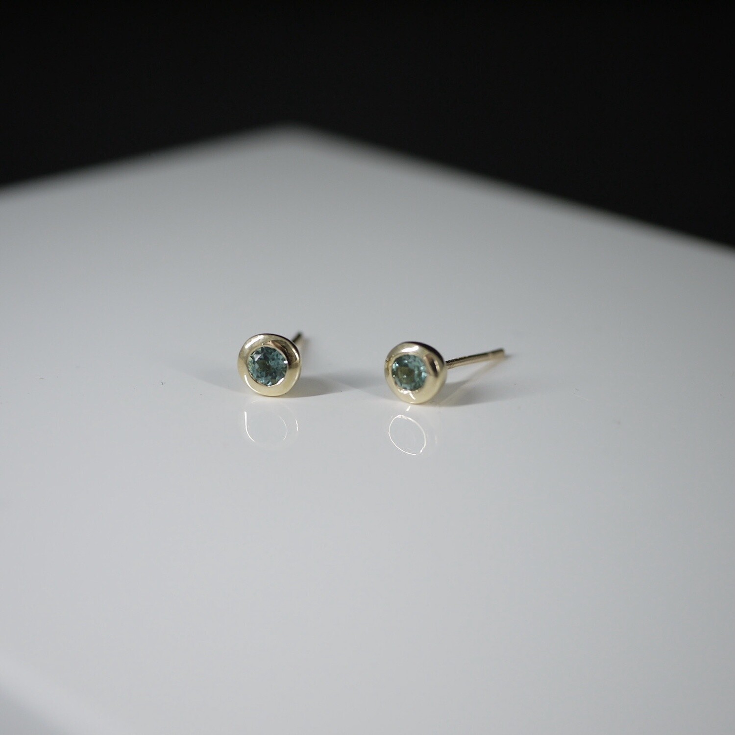 Juicy studs in yellow gold