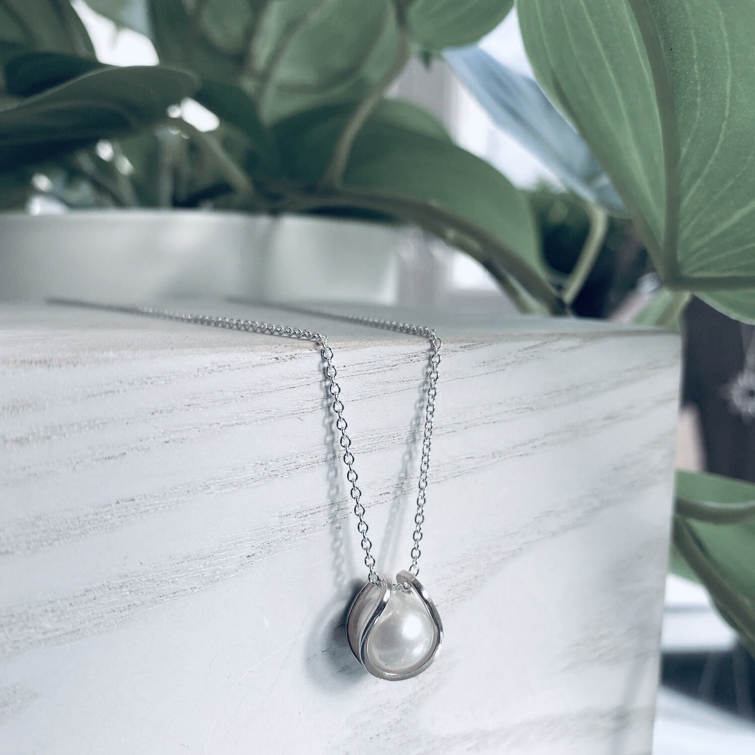 Sling-shot orbit pendant with pearl in silver