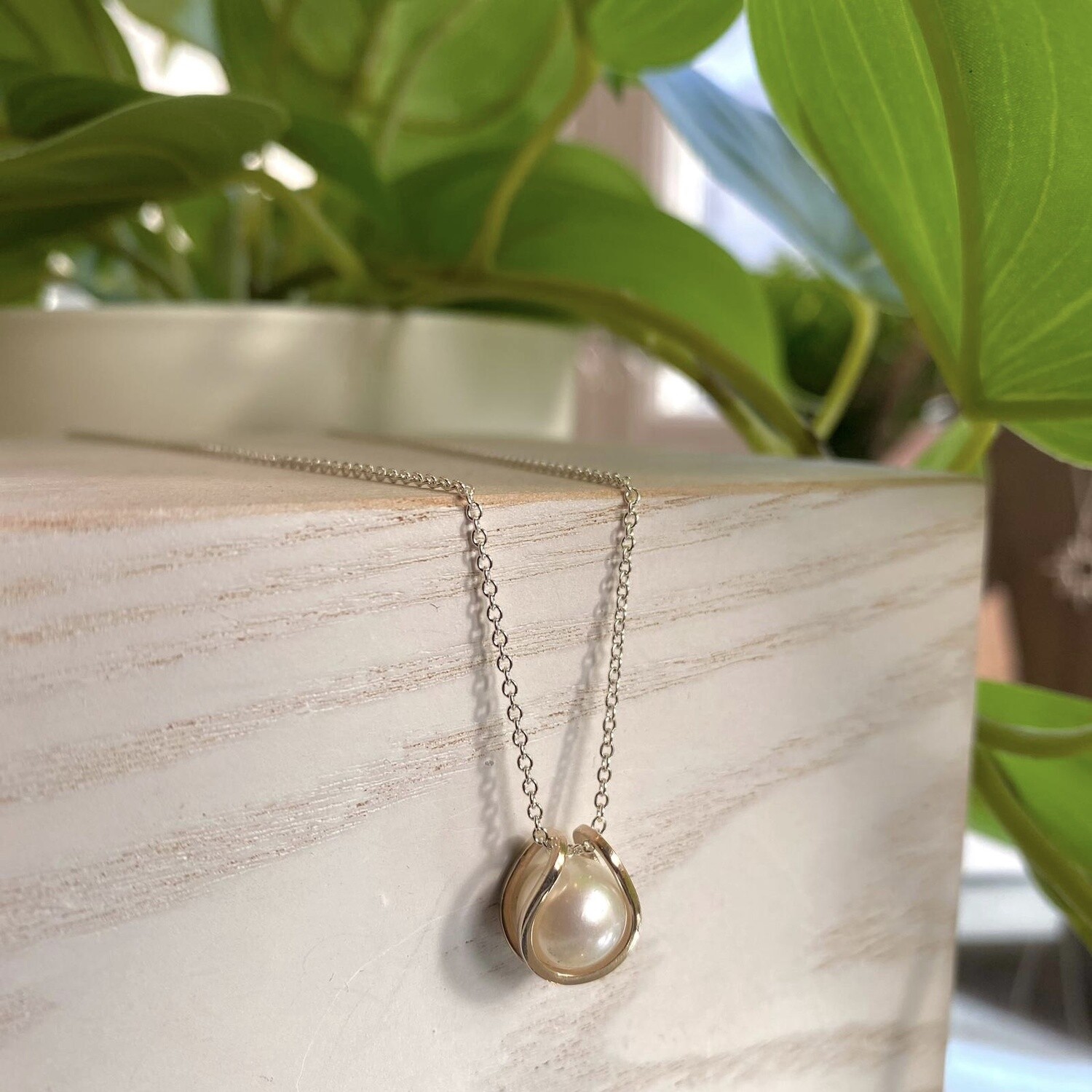 Sling-shot pearl pendant in gold and silver